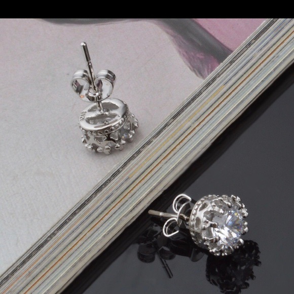 ¥ New 925 Sterling Silver Diamond Stud Earrings - Picture 8 of 8